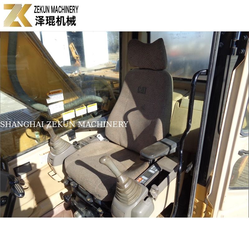 Erdgräben ermöglicht mit CAT 320 BL Bagger und 97 kW Caterpillar Motor