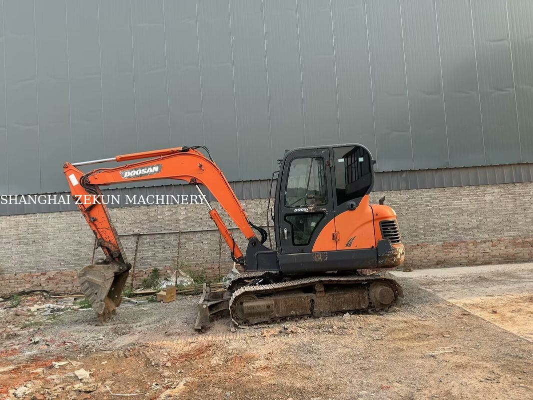 Doosan DX60 Bagger Tier 3 Emissionsstandard Maximale Reichweite am Boden 100 mm und Leistung