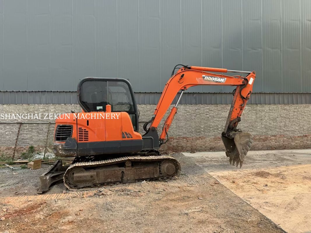 Doosan DX60 Bagger Tier 3 Emissionsstandard Maximale Reichweite am Boden 100 mm und Leistung